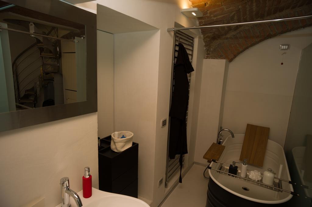 Elegant And Modern Loft In Medieval Bologna Daire Oda fotoğraf